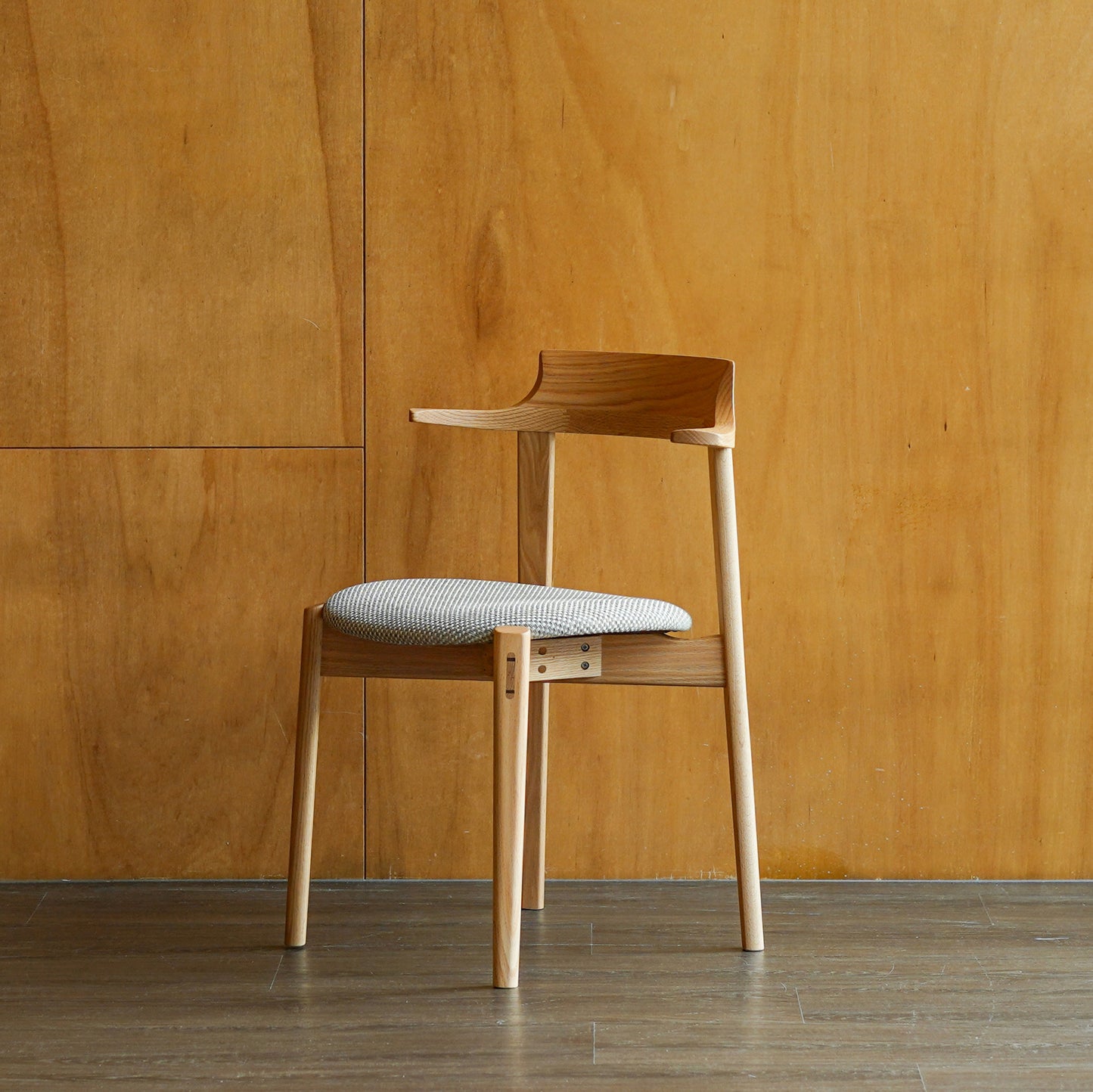 Ritz 附坐墊半扶手椅｜Ibata Interior