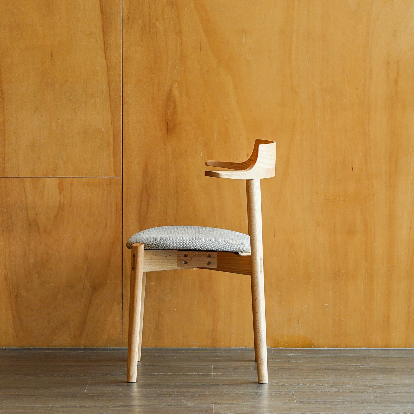 Ritz 附坐墊半扶手椅｜Ibata Interior