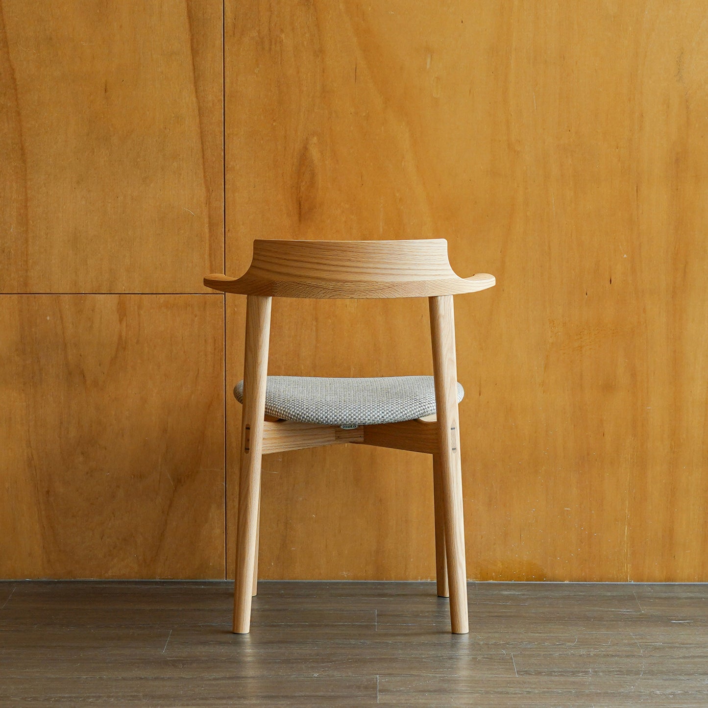 Ritz 附坐墊半扶手椅｜Ibata Interior